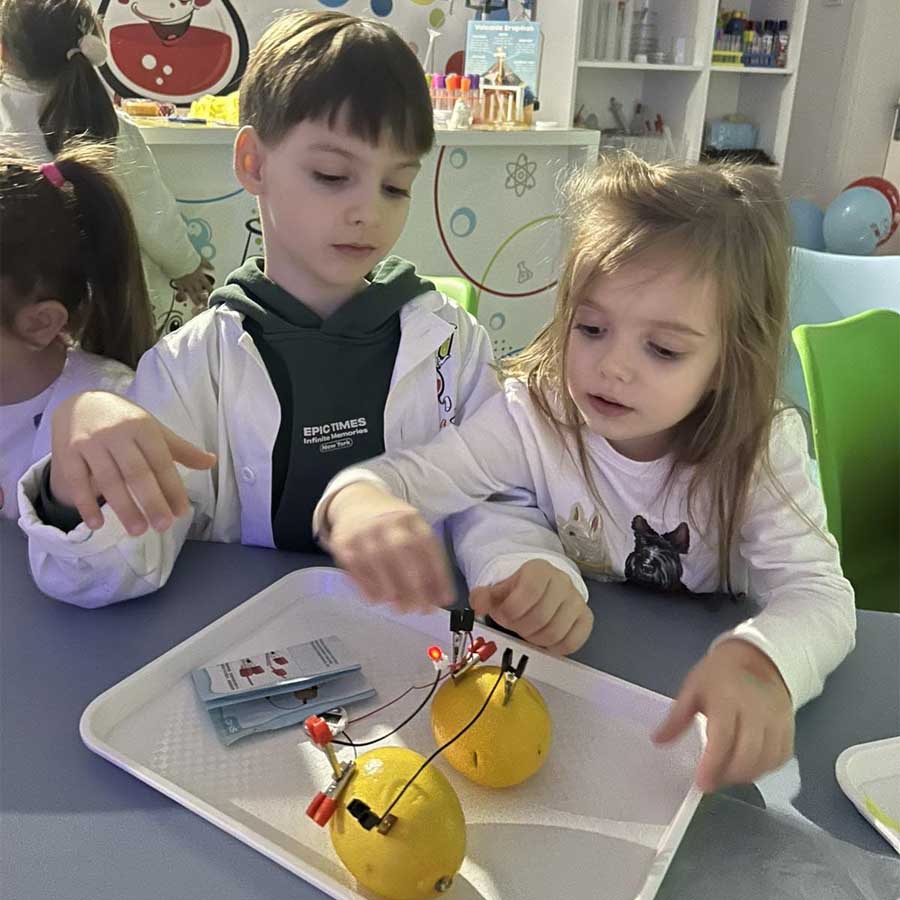 Твоето дете во улога на научник