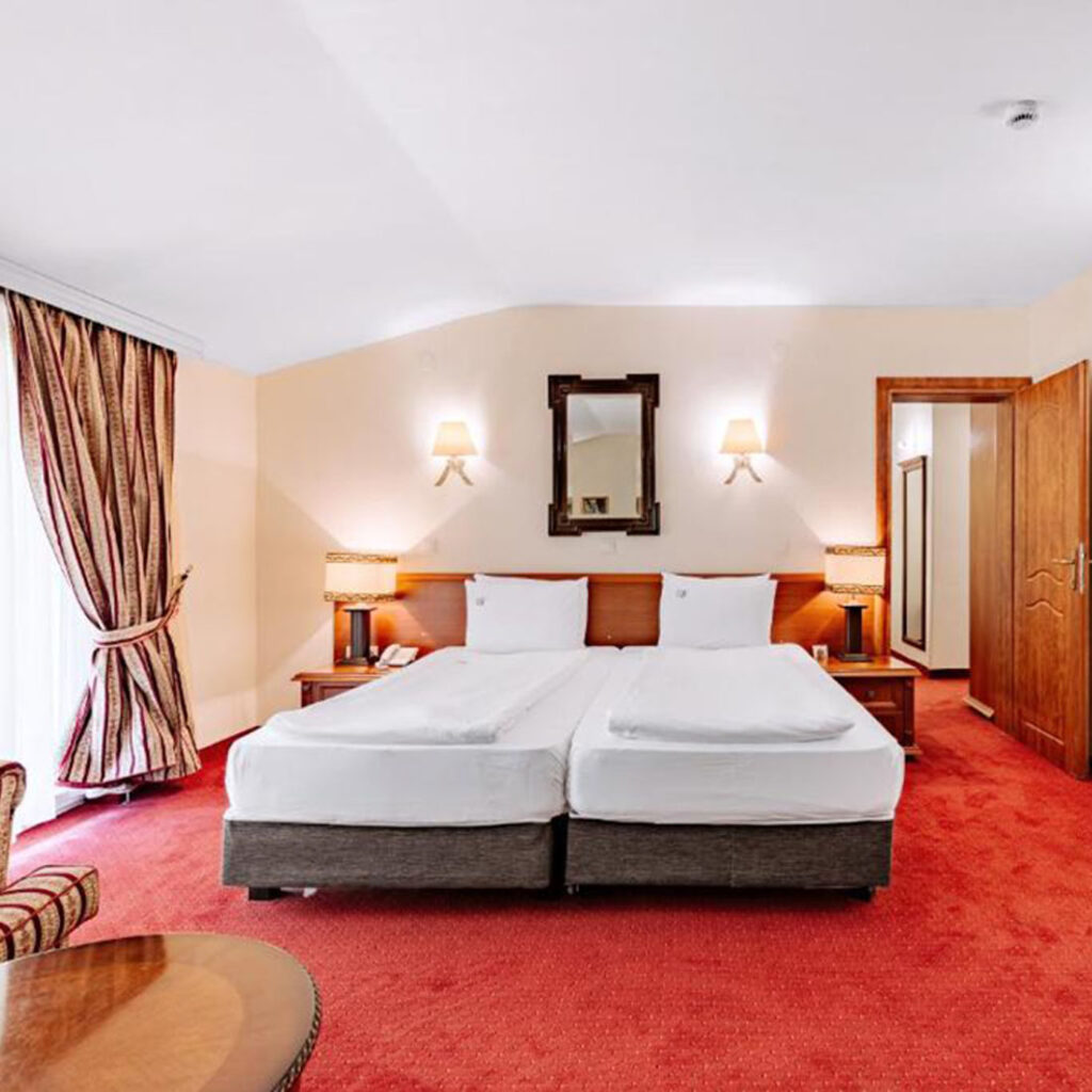 Релаксација во модерна соба со поглед