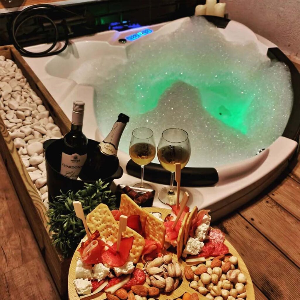 Уживање со мезе и вино во џакузи