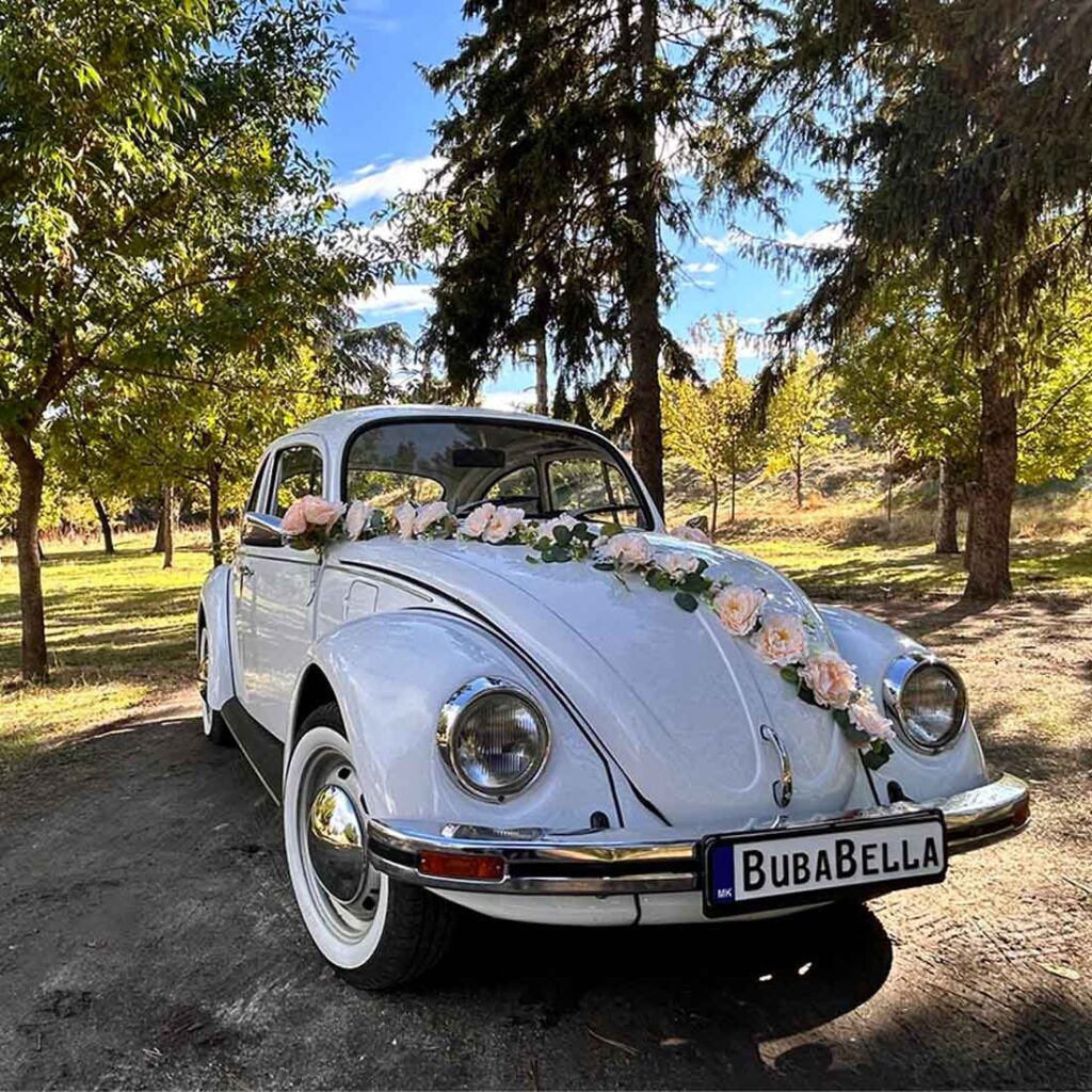 Украсена бела буба за свадбена фотосесија