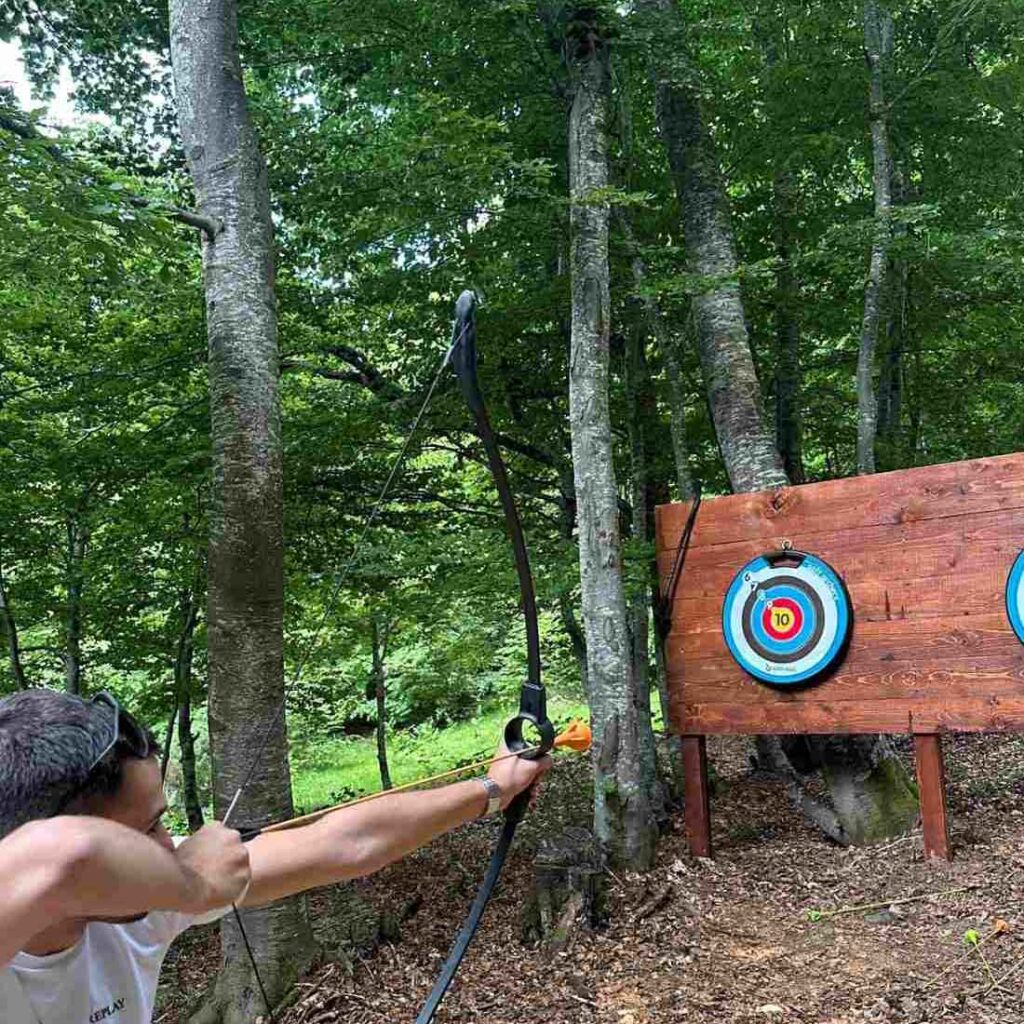 Стрелање со лак и стрела во природа