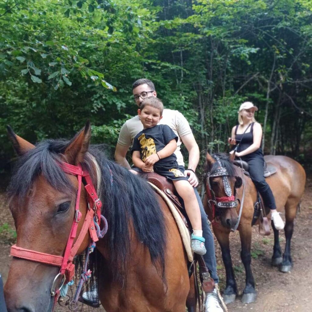 Групно јавање на коњи