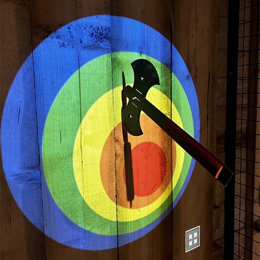 Адреналинско доживување со фрлање секири