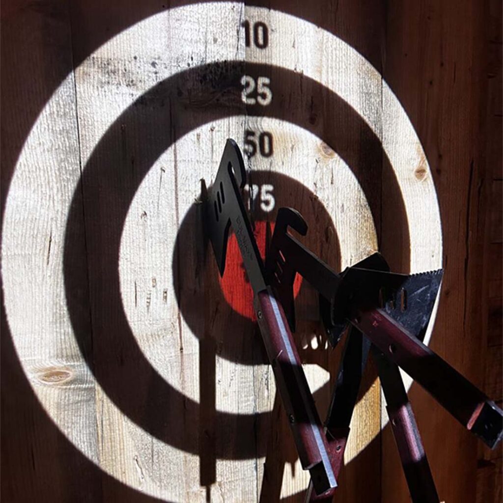 Секира погодува центар. Авантура почнува