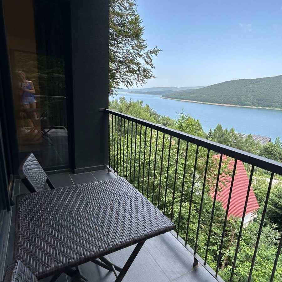 Прекрасно Мавровско езеро, есенска убавина