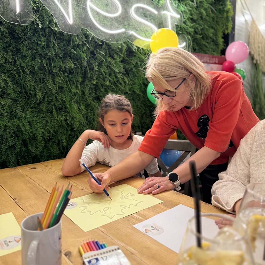 Тренер покажува техника фрактално цртање