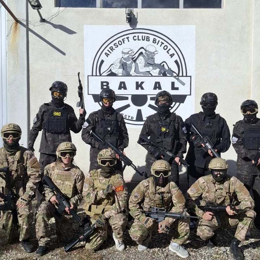 Пријатели уживаат во Airsoft авантура