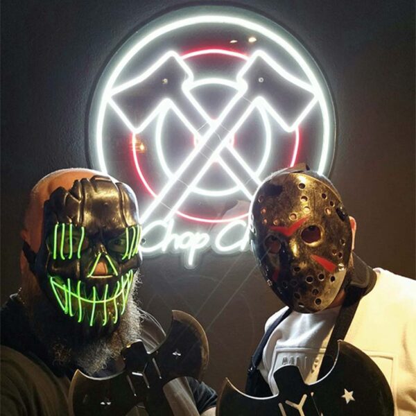 frlanje-sekiri-skopje-axe-throwing