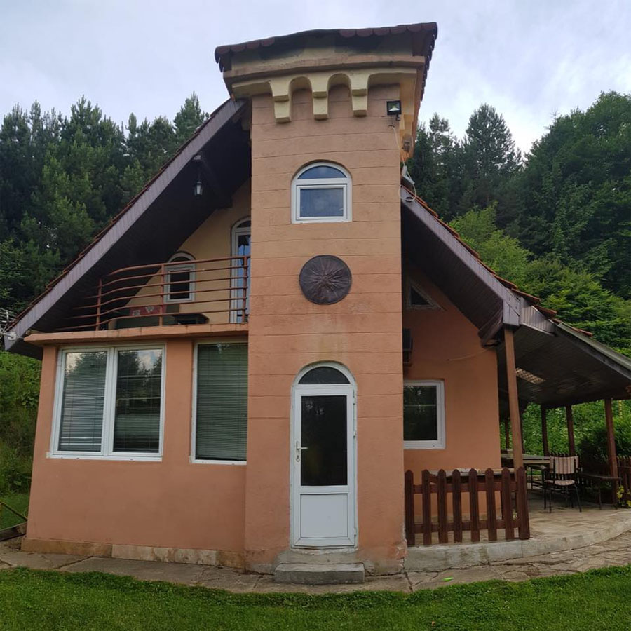 Вила Алек опкружена со густа шума