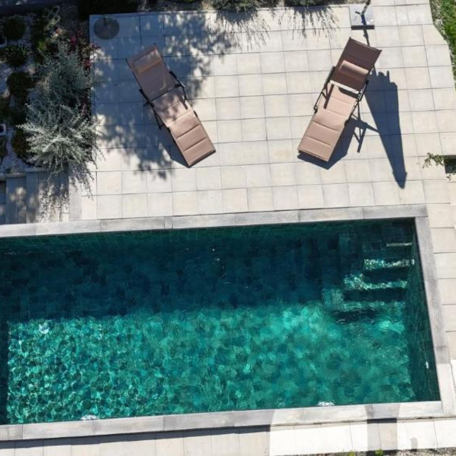 Освежителен базен со планински поглед