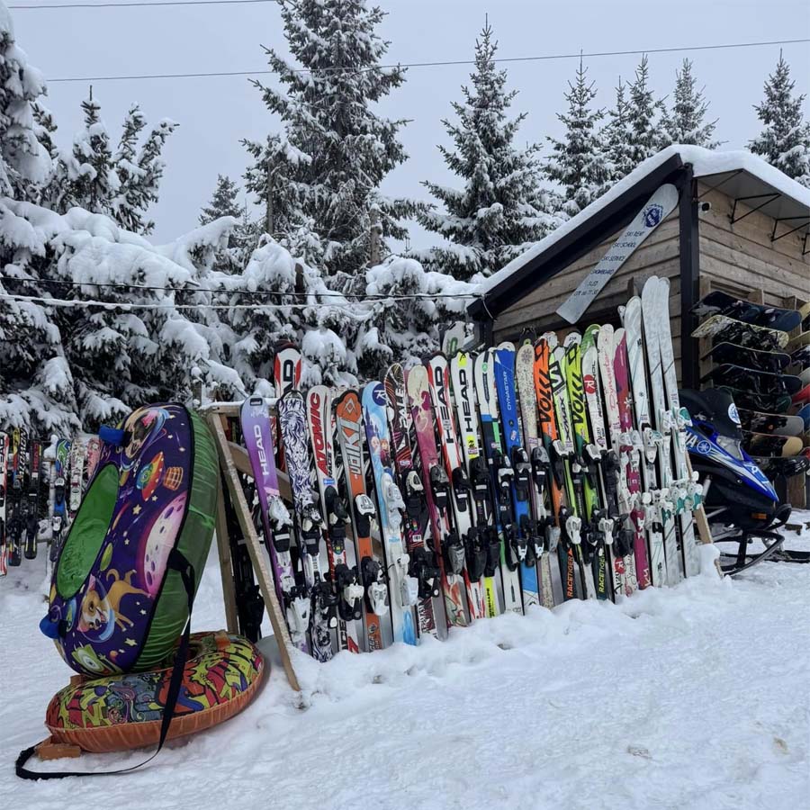 Комплетна ски опрема за врвно доживување.