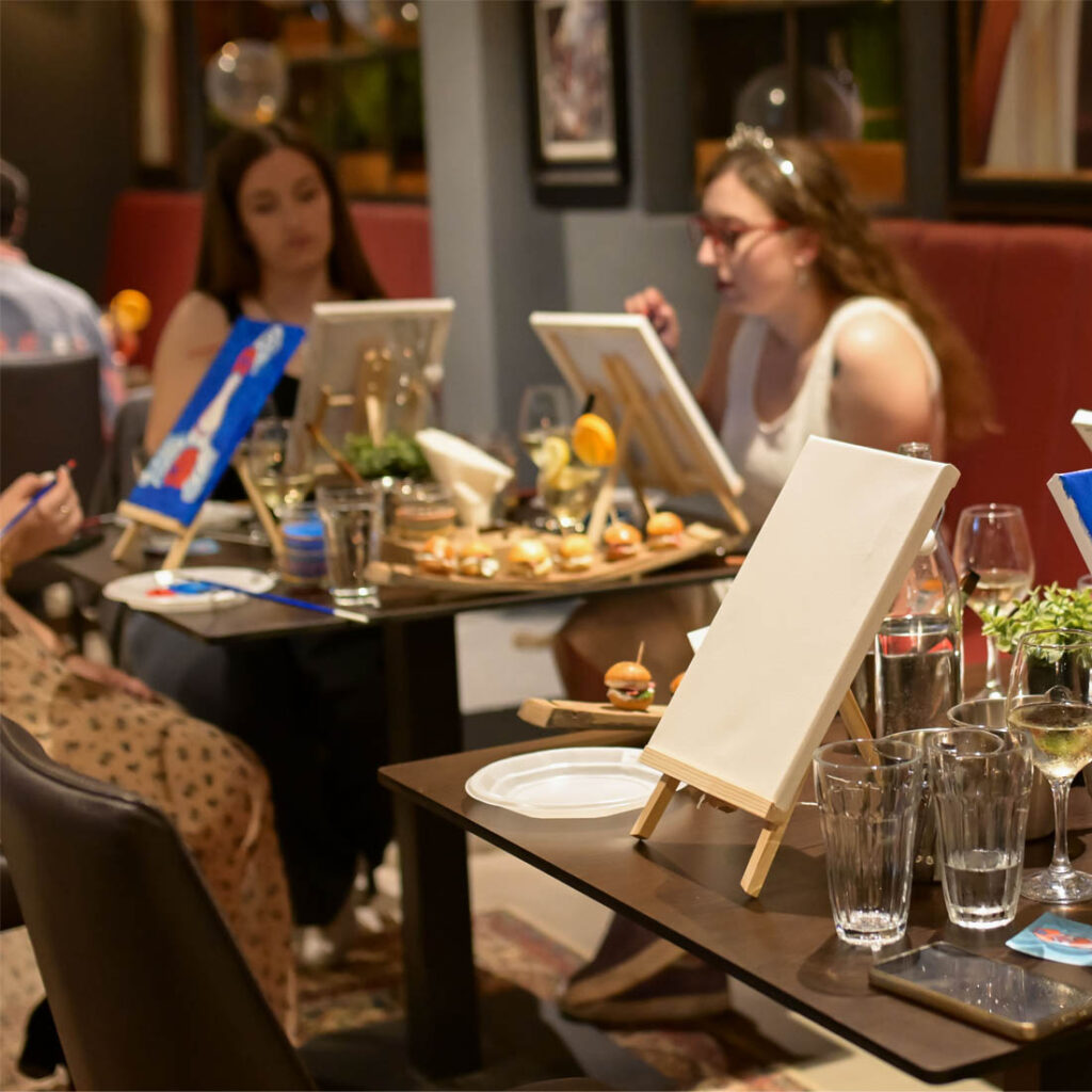 Креативно сликање со чаша вино