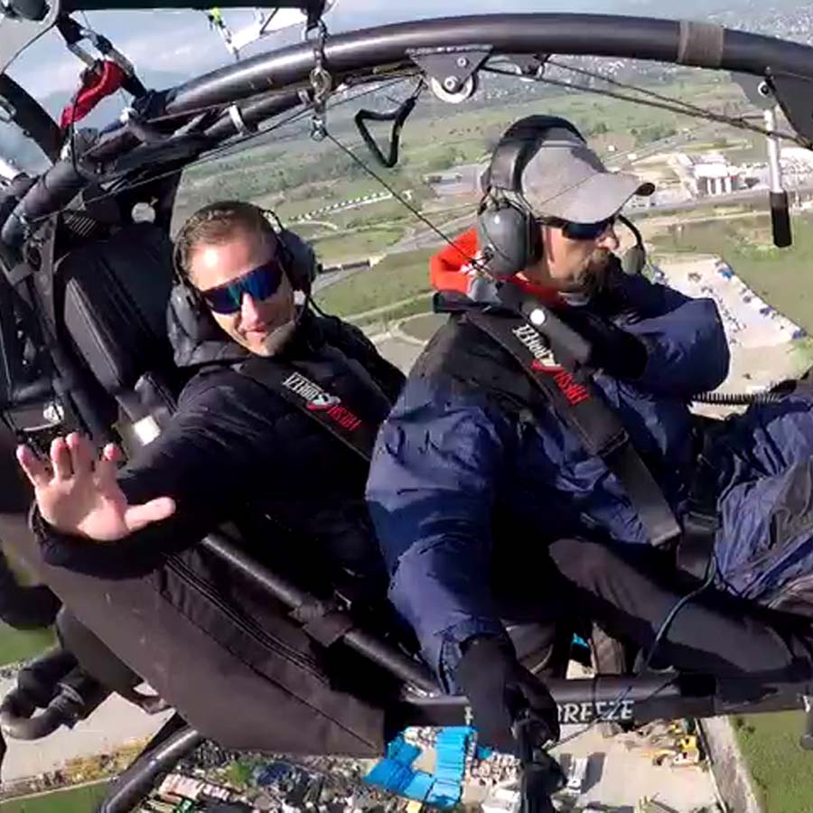 Лет со паратрајк над Скопје