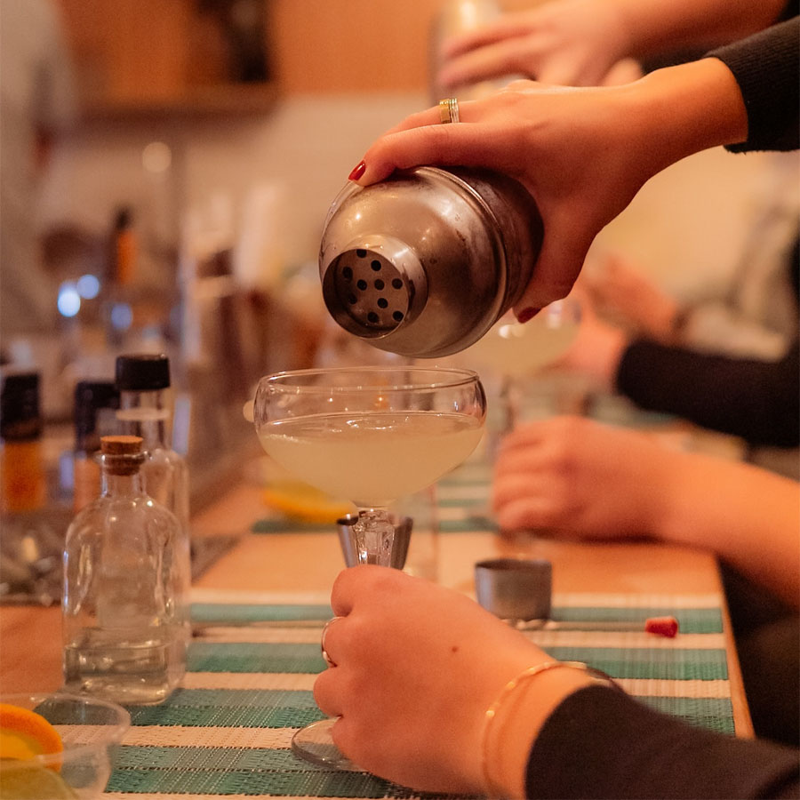 Коктел мајстор подготвува освежителен пијалак