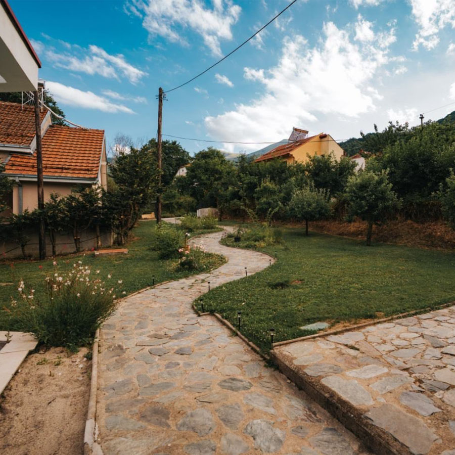 Простран двор од 3000 квадрати во Нижеполе