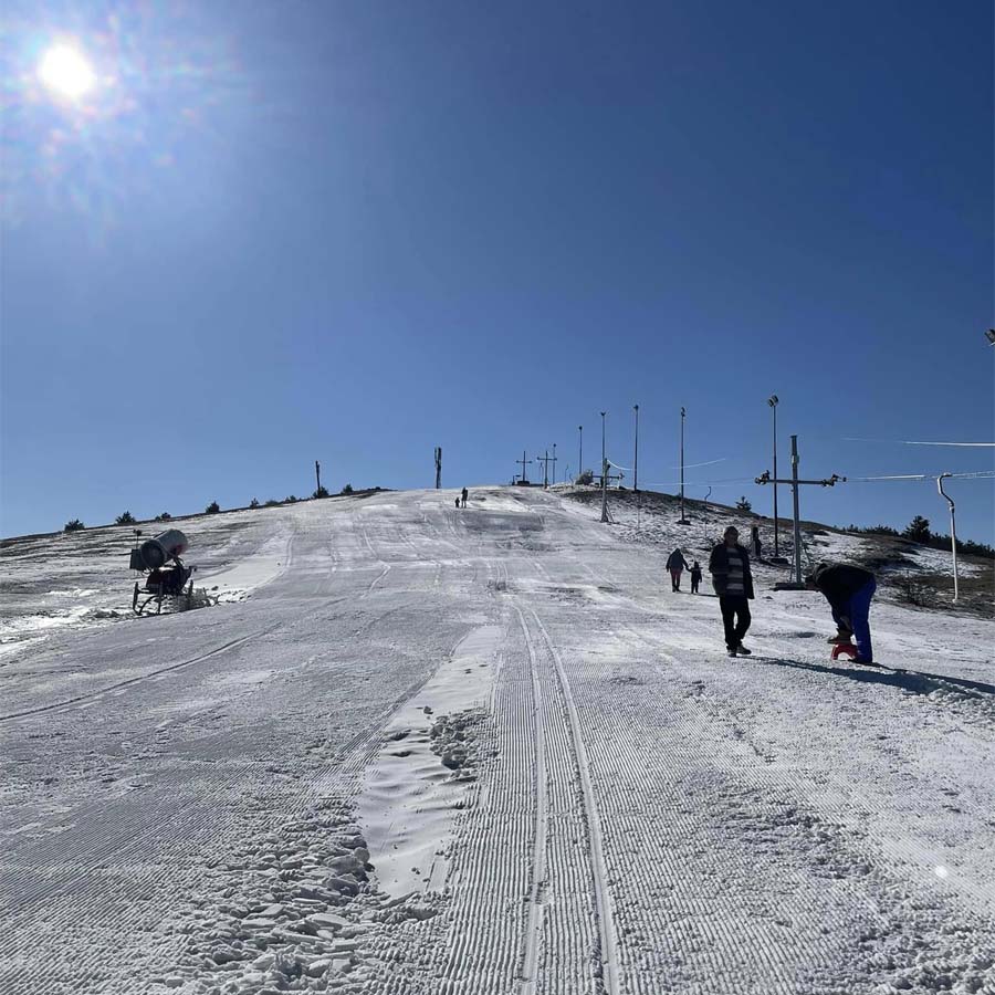 Учење скијање на патека број еден