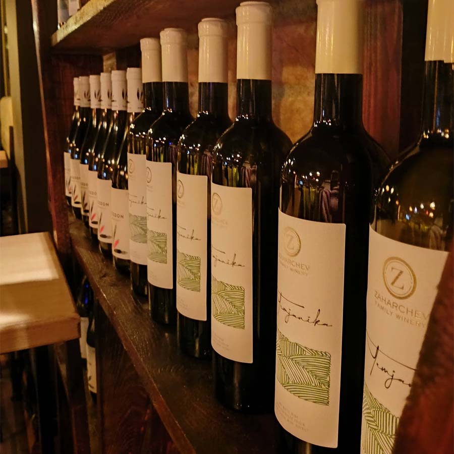 Златни нијанси на квалитетно бело вино