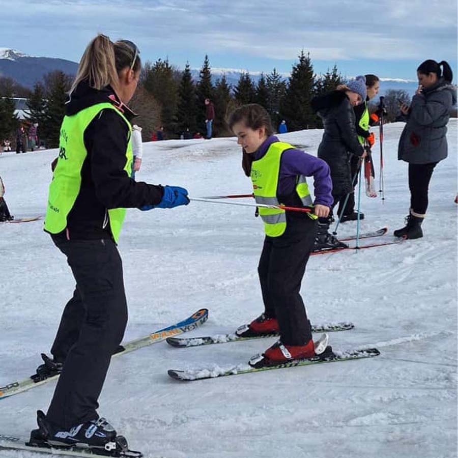 Дете учи да скија на Пониква