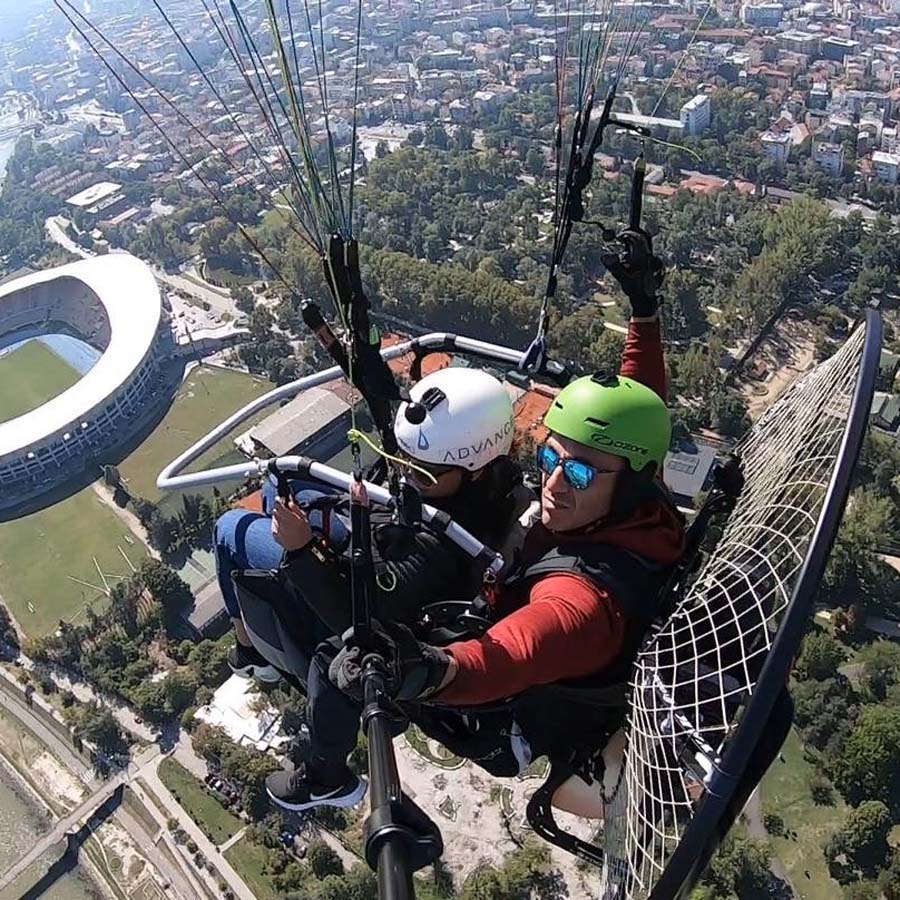 Насмевка и возбуда под облаците