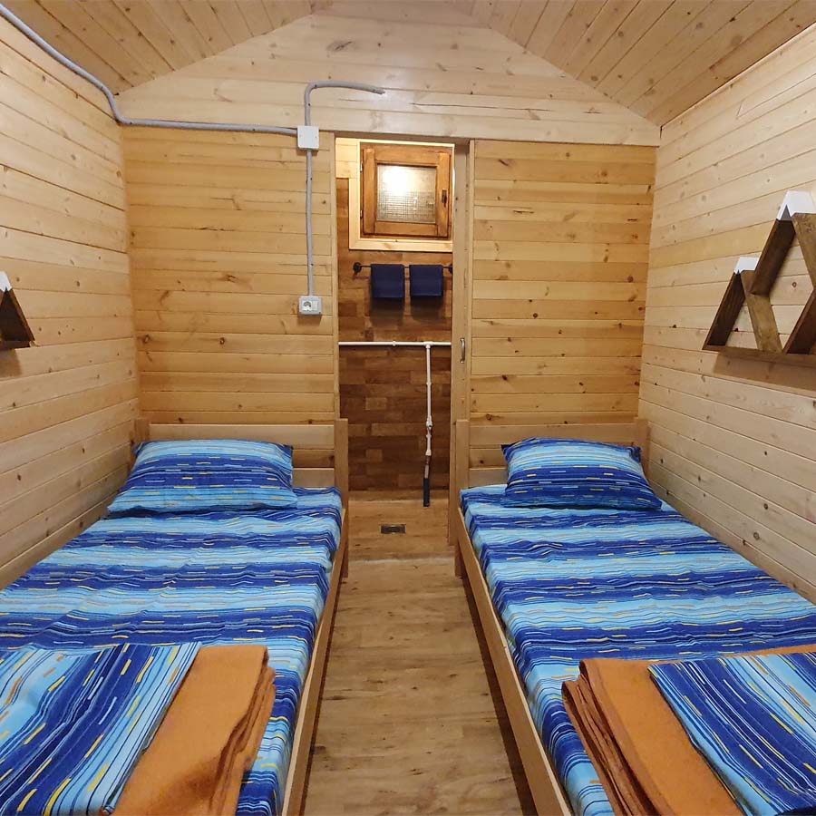 Удобни кревети во традиционална планинарска соба.