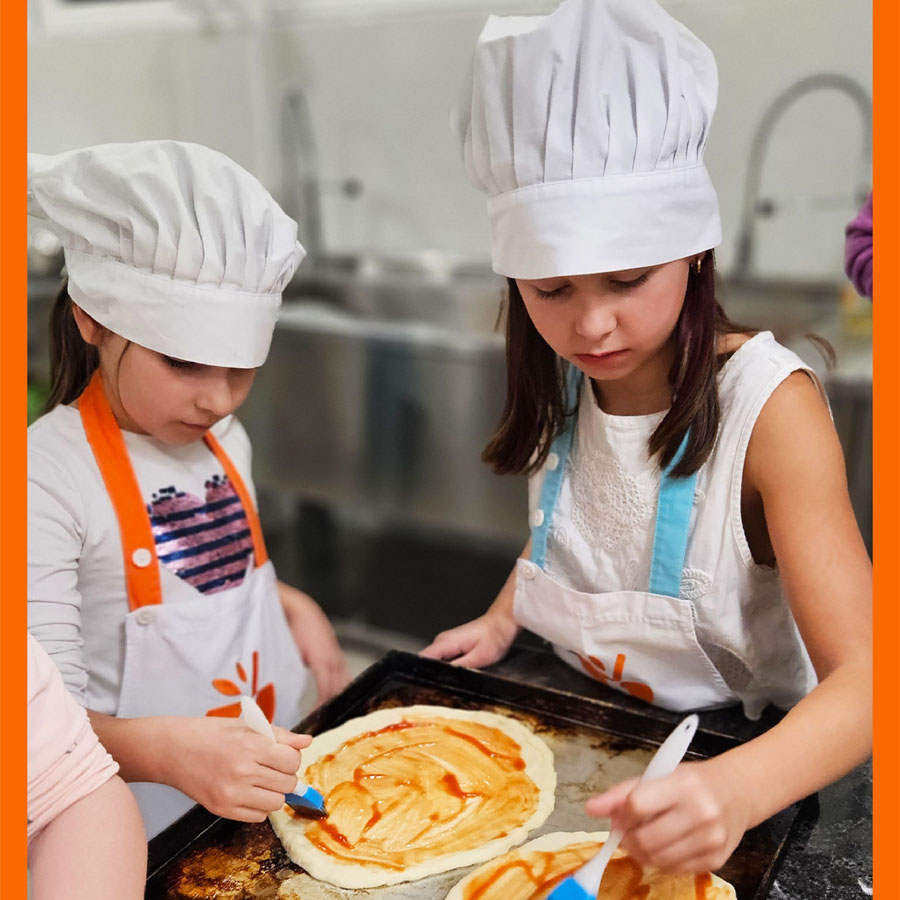 Мали готвачи подготвуваат вкусна храна