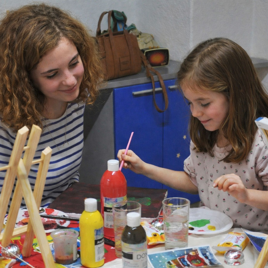 Мајка и дете творат заедно.