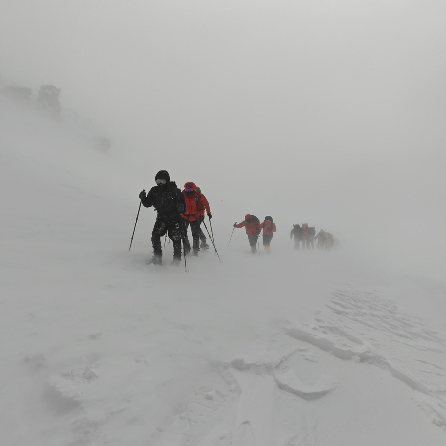 Чекорење со дрезги низ длабок снег.