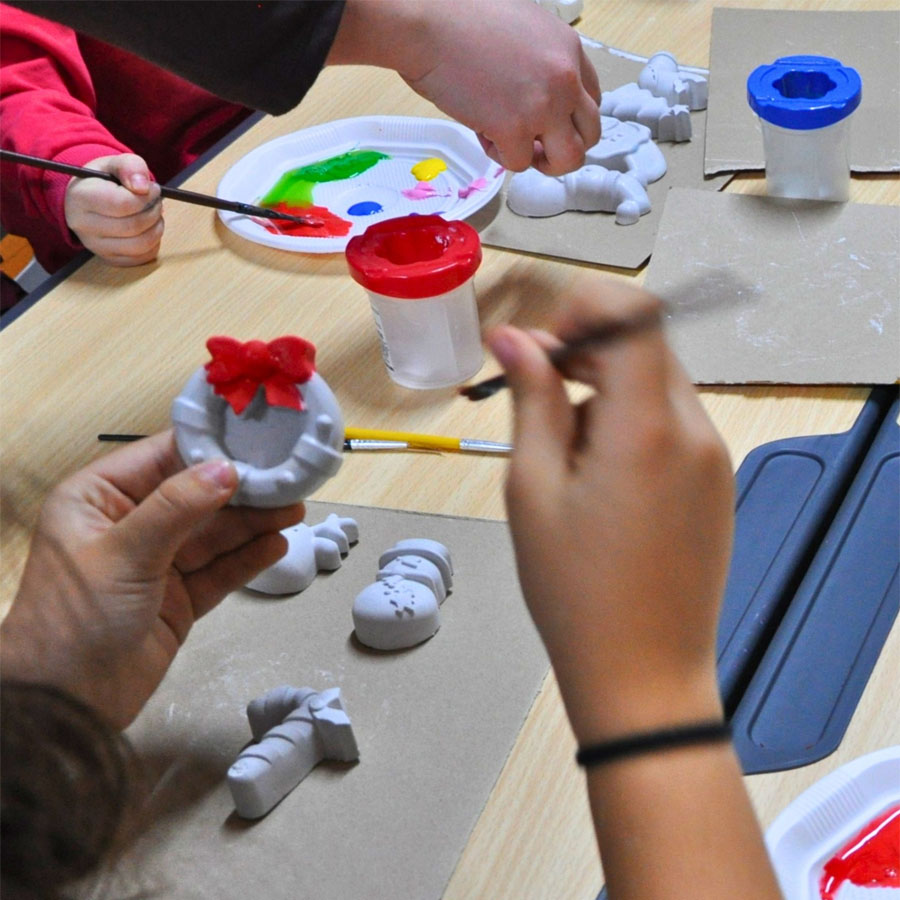 Шарени акрилни бои и четки.