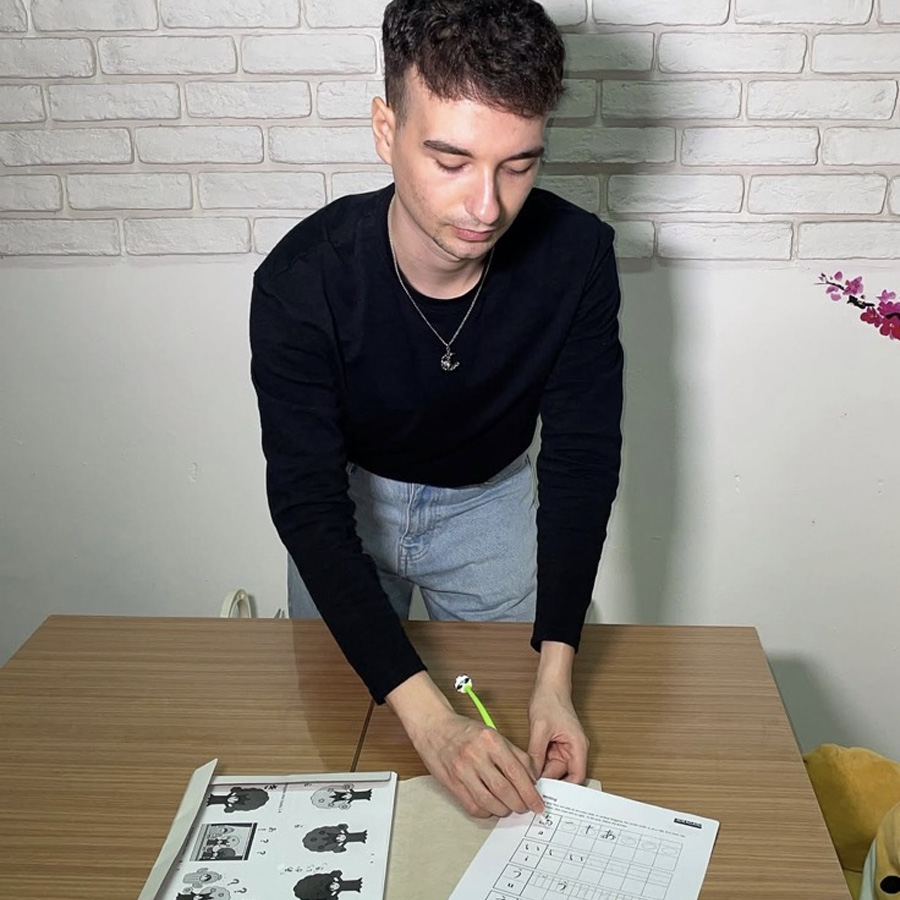 Пишување калиграфија со стручен инструктор.