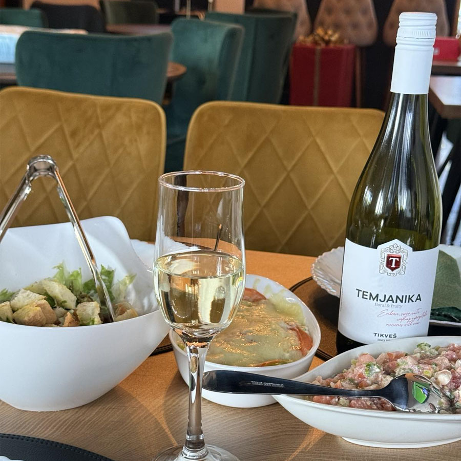 Вкусни специјалитети во планински ресторан