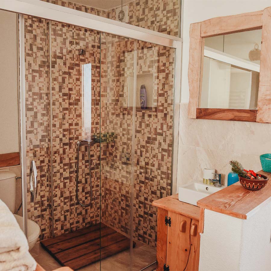 Модерна бања во рустичен стил.