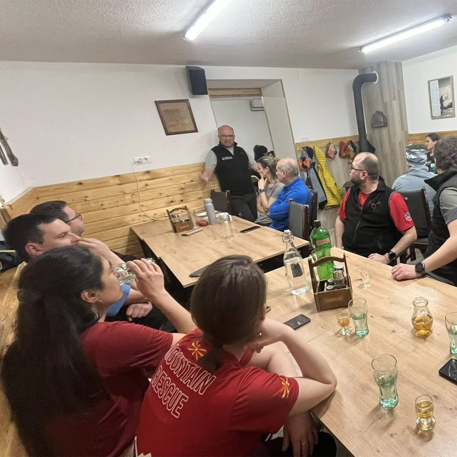 Топла атмосфера во домот Љуботен.