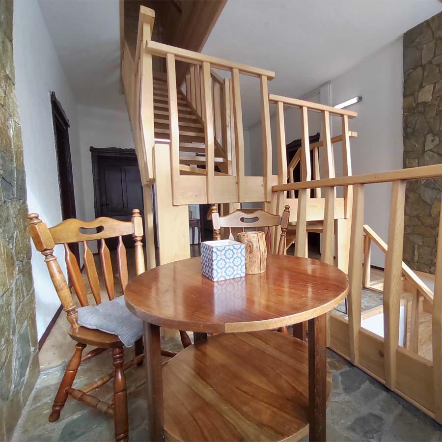 Удобен дрвен бунгалов среде планина.