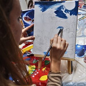 Креативно сликање на сликарско платно.