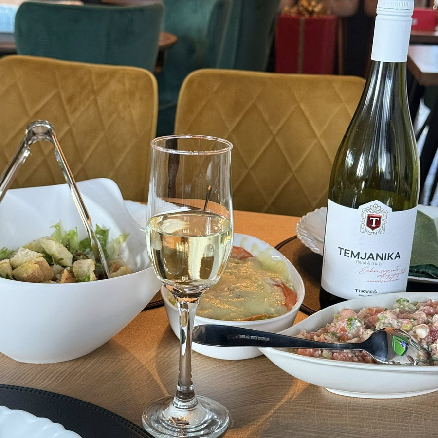 Свежи локални специјалитети во ресторанот