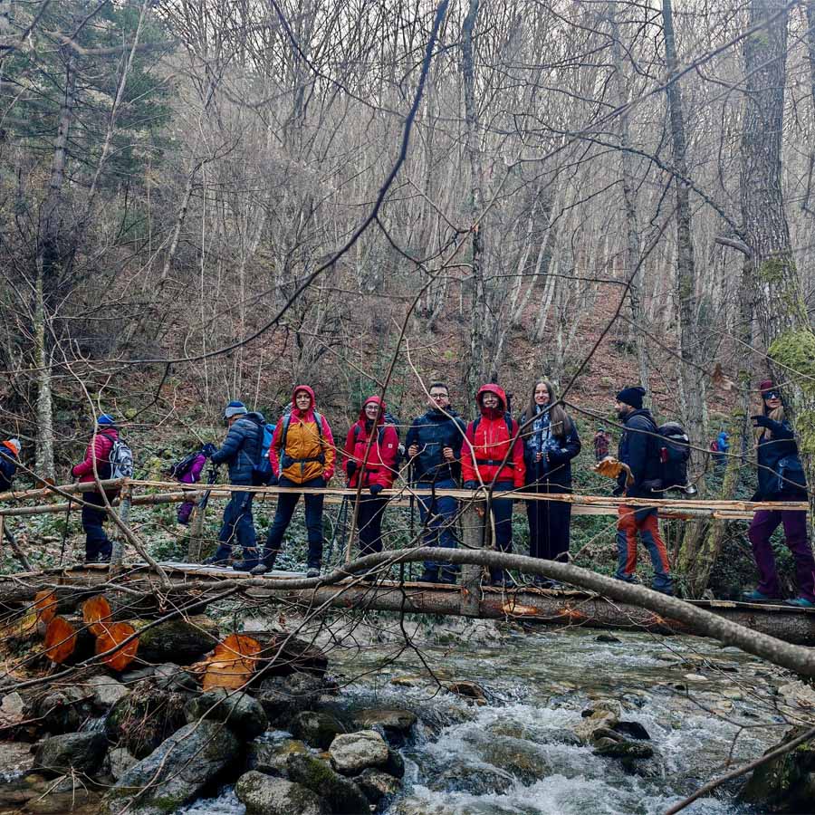 Група планинари на зелени падини.