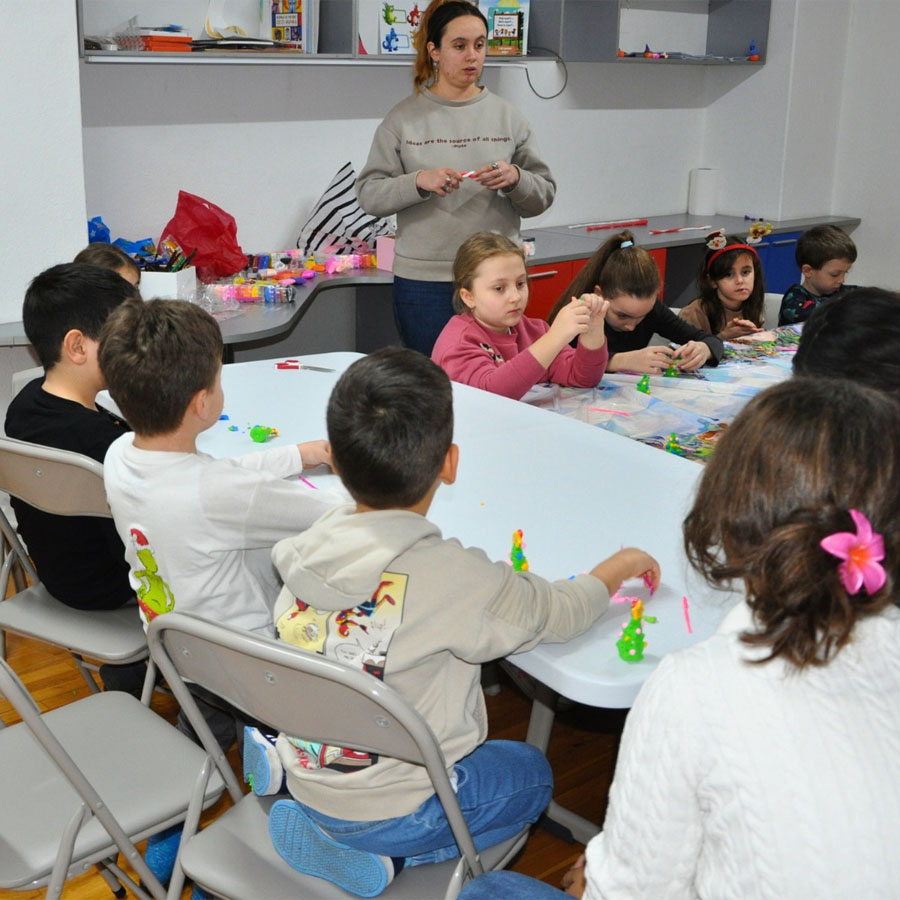 Детски раце работат со глина.