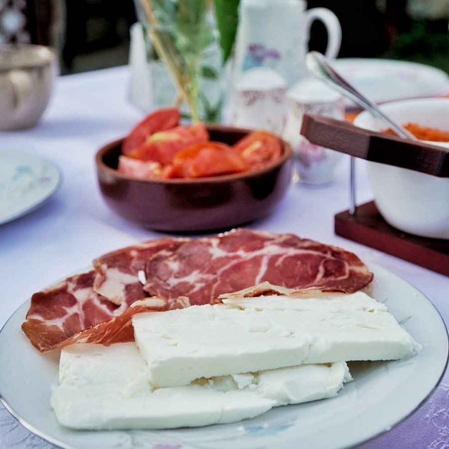 Традиционален македонски појадок во природа