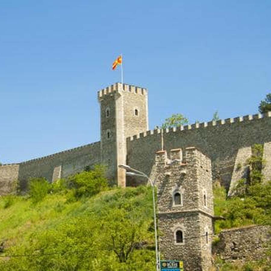 Туристи истражуваат културно наследство во Македонија