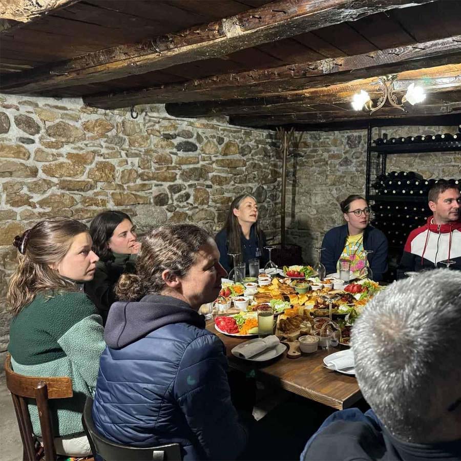 Дегустација на вино во пријатен амбиент.