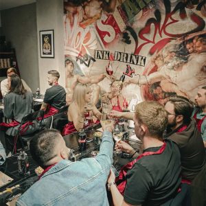 Креативно тетовирање на вештачка кожа.