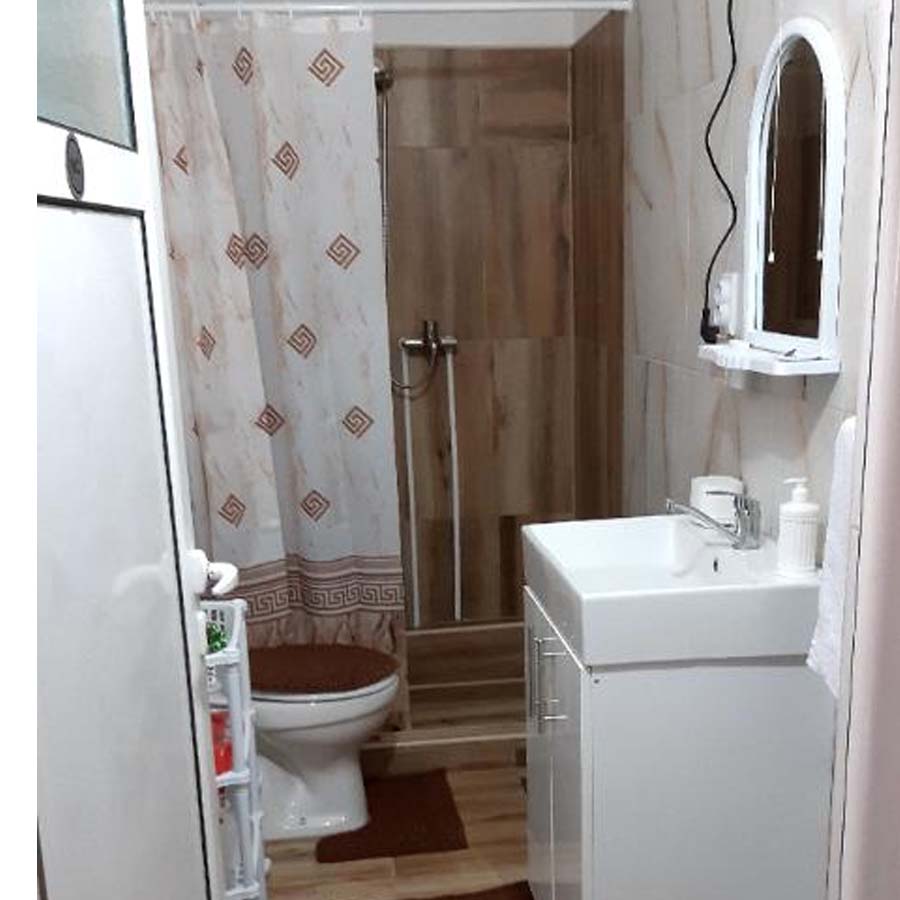 Комплетно опремен тоалет за гостите.