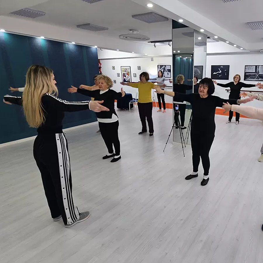 Инструктор помага на возрасно лице